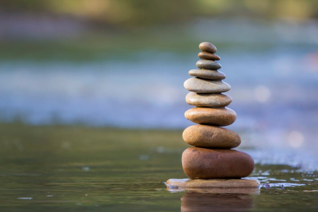 Auf einem Fluss sind steine verschiedener Größe auf einander Gestapelt